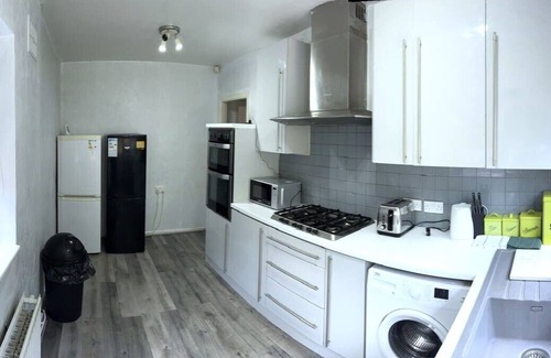 Manchester House | Explore Manchester from Our Spacious 3-Bedroom House