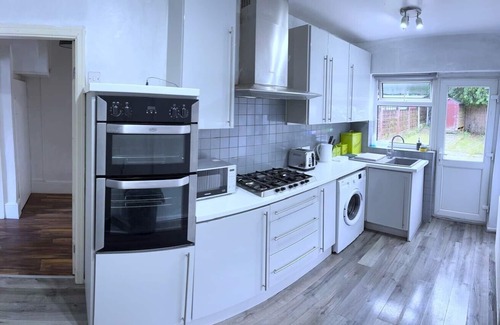Manchester House | Explore Manchester from Our Spacious 3-Bedroom House