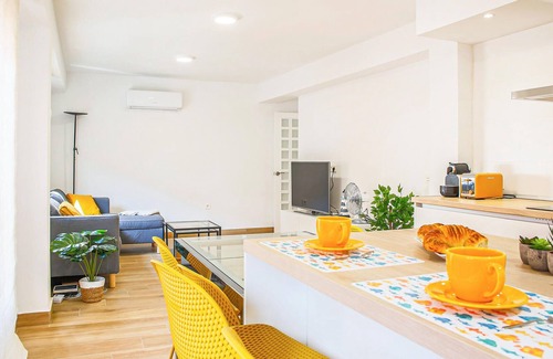 Almeria Centro Apartment | Explore the center of Almeria and relax by the sea.