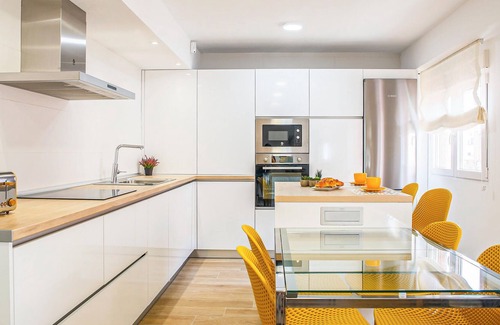 Almeria Centro Apartment | Explore the center of Almeria and relax by the sea.