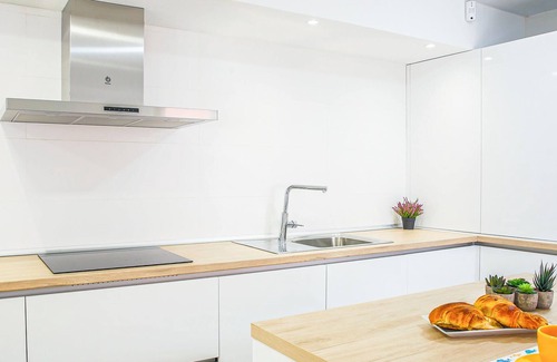 Almeria Centro Apartment | Explore the center of Almeria and relax by the sea.