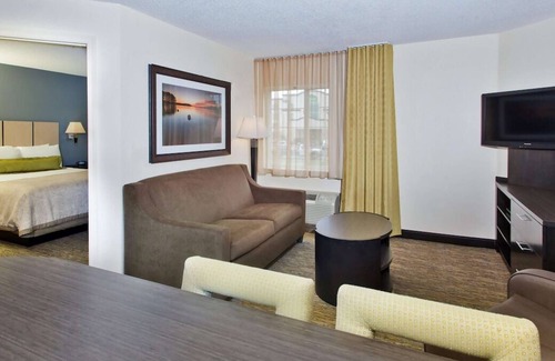Southfield House | Explore The City Of Southfield! Minutes to Somerset Collections! Free Parking!