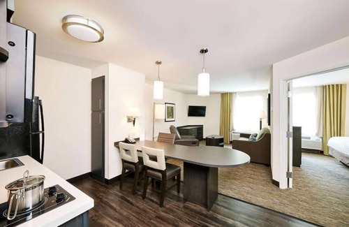 Southfield House | Explore The City Of Southfield! Minutes to Somerset Collections! Free Parking!