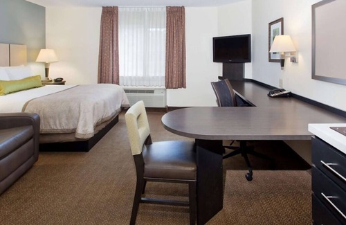 Southfield House | Explore The City Of Southfield! Minutes to Somerset Collections! Free Parking!