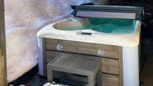 Alpine Meadows House | Explorer by AvantStay Close to Slopes Game Room Guest Suite Hot Tub