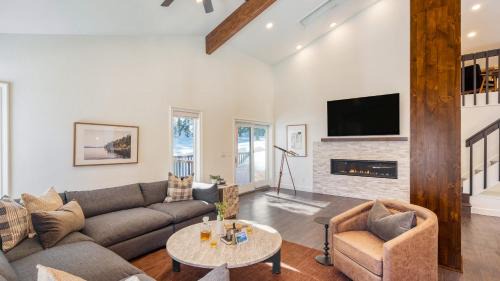 Alpine Meadows House | Explorer by AvantStay Close to Slopes Game Room Guest Suite Hot Tub