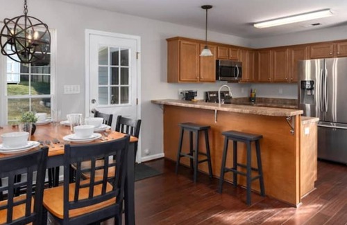 Alabaster House | Explorer House * Pet Friendly