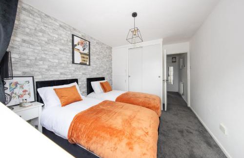 Luton Apartment | Exquisite 1 bedroom home with free parking