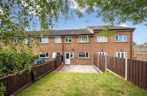 Luton Apartment | Exquisite 1 bedroom home with free parking