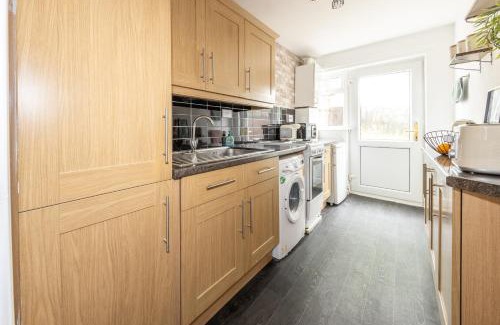 Luton Apartment | Exquisite 1 bedroom home with free parking