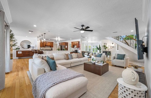 Lake Magdalene House | Exquisite Bayview Villa with POOL&GAMES- 18 Guests