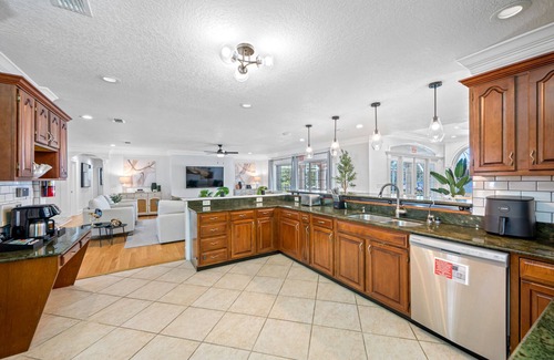 Lake Magdalene House | Exquisite Bayview Villa with POOL&GAMES- 18 Guests
