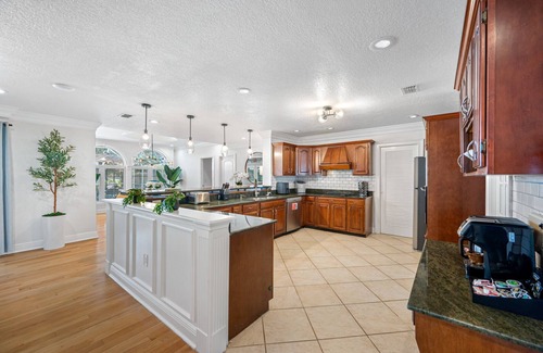 Lake Magdalene House | Exquisite Bayview Villa with POOL&GAMES- 18 Guests