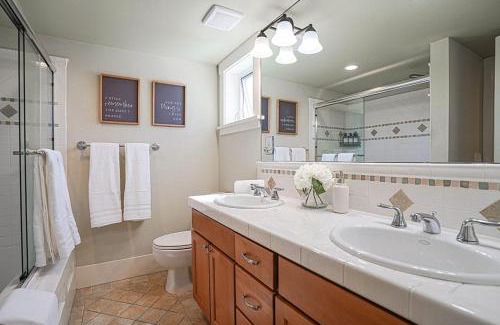 Atlantic House | Exquisite Central Townhome with Spacious Loft and Gourmet Kitchen