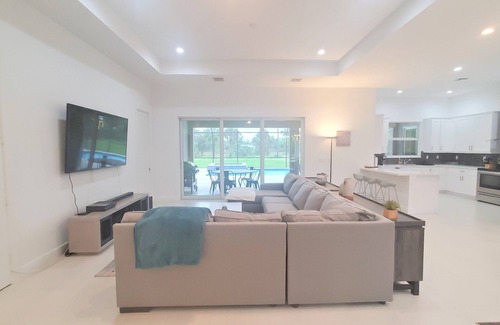 Rural Estates House | Exquisite Home 5 Beds with Pool & Jacuzzi