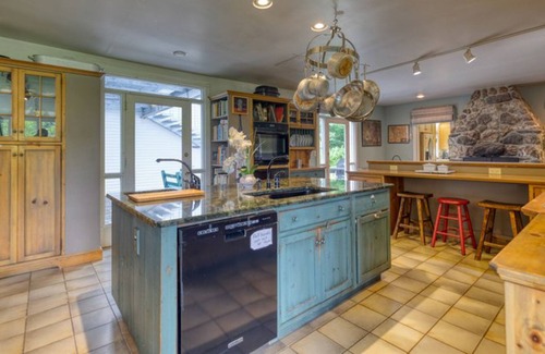 Williamstown House | Exquisite home with deck, full kitchen, seclusion, full kitchen & W/D
