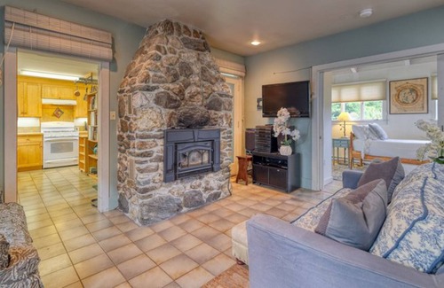 Williamstown House | Exquisite home with deck, full kitchen, seclusion, full kitchen & W/D