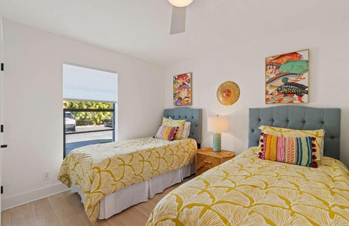Park Shore House | Exquisite Luxury First Floor Condo - Easy Walk to Amenities
