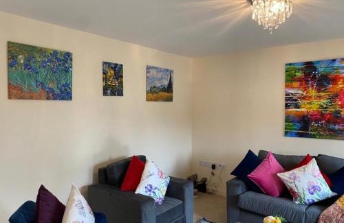 Cambridge Apartment | Exquisite Modern Homely 2 Bed Apartment with On-street Parking, Super Fast WIFI & 5 mins drive to Science & Business Parks