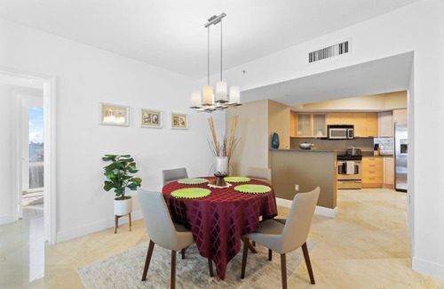 Sunny Isles Beach Condo | Exquisite Oceanfront 2-bedroom condo with wraparound balconay in Sunny Isles