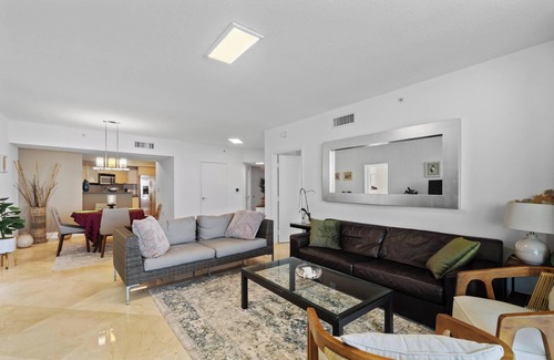Sunny Isles Beach Condo | Exquisite Oceanfront 2-bedroom condo with wraparound balconay in Sunny Isles
