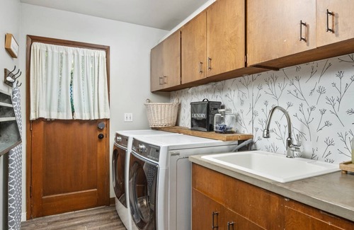 Garden Home-Whitford House | Exquisite Single Level Getaway, Pet Friendly, Gorgeous Outdoor Seating Area, Game Room, Toys, BBQ