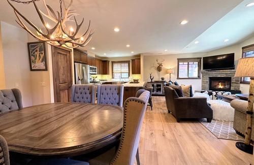 Mammoth Lakes House | Exquisite & Spacious - 2 hot tubs & garages, adjacent to Canyon, Ski in/out