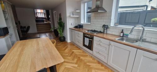 Phibsborough House | Extended 3BD SplitLevel Cottage in Popular Village