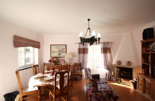 Barril de Baixo House | Extended family having a good time house.