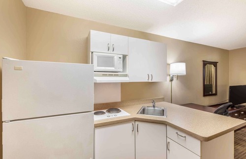 Wauwatosa Hotel | Extended Stay America Select Suites - Milwaukee - Wauwatosa