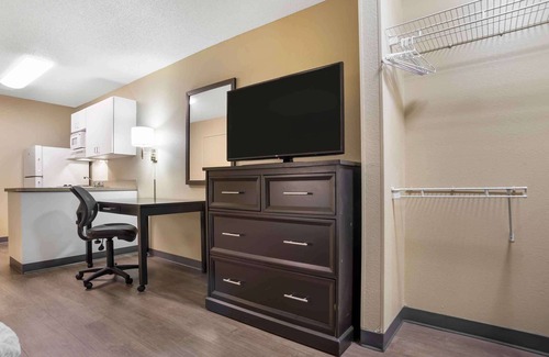 Kenner - Louis Armstrong International Airport Hotel | Extended Stay America Select Suites New Orleans Airport