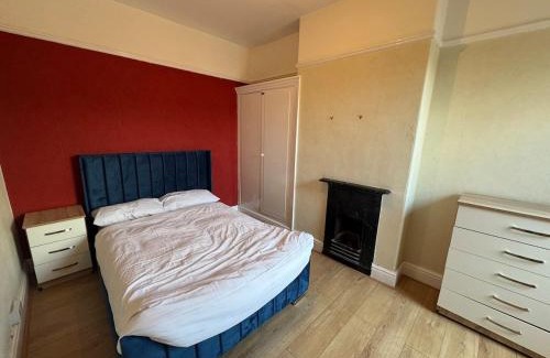 Doncaster House | Extra Large home fits FIVE guests