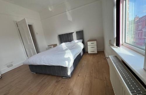 Doncaster House | Extra Large home fits FIVE guests