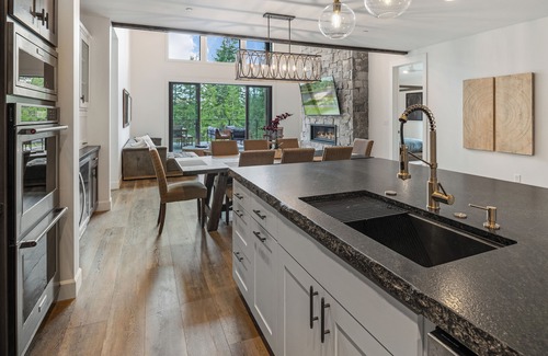 Sandpoint House | Extraordinary 5-Bedroom Idaho Club Retreat w/Hot Tub - Sleeps 12