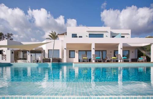 Marbella Villa | Extravagant 8 BDRM Villa In Marbella, Beachside