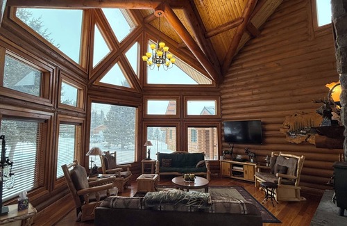 Butte House | Extravagant log home sitting atop a mountain! With unbelievable views!
