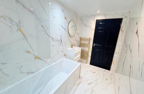 North Glasgow Apartment | F1 2BR Free Parking Walk Dist CityC