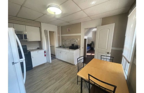 Eastside Apartment | (F1) Convenient 3br Syracuse University apartment