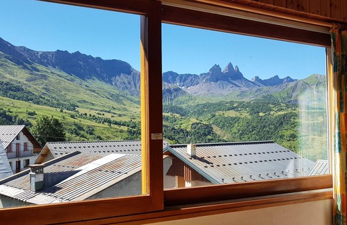 Albiez-Montrond Apartment | F1 mezzanine 5 people maximum - Bright - View of the Aiguilles d'Arves mountains
