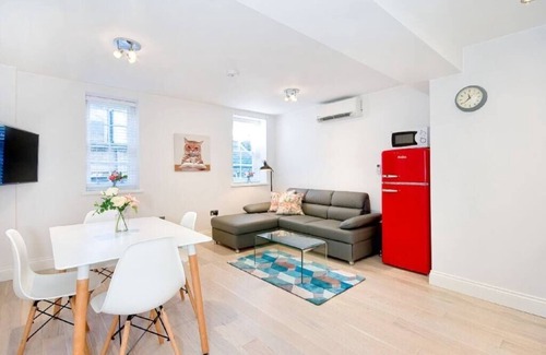 Temple Apartment | F1E 1 bed penthouse sleeps 4 with wifi and air con