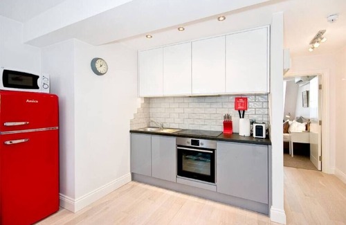 Temple Apartment | F1E 1 bed penthouse sleeps 4 with wifi and air con