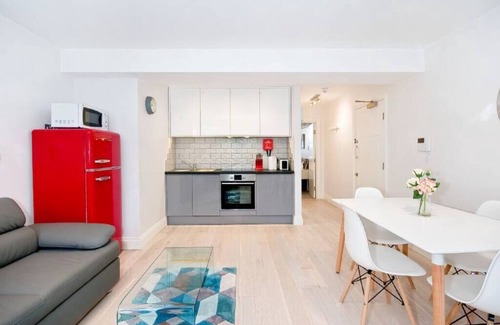 Temple Apartment | F1E 1 bed penthouse sleeps 4 with wifi and air con