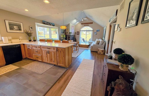 Bretton Woods House | F21 Warm Fairway Village Townhome, mountain views, large lawn, AC! Reliable wifi. So much to do!
