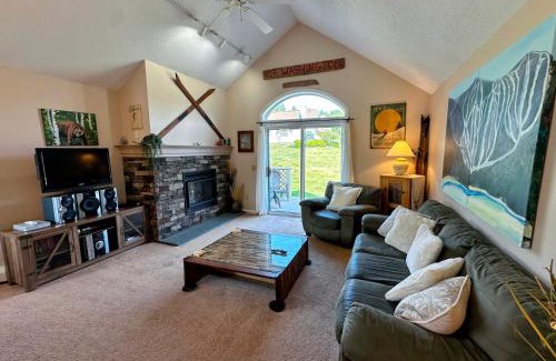 Bretton Woods Villa | F4 Warm Fairway Village Townhome mountain views and large lawn So much to do