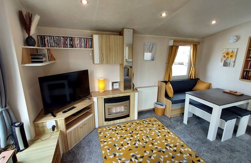 Towyn House | Fab 3 bedroom caravan sleeps 8 close to the beach