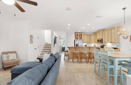 Villages of Crystal Beach House | ☀FAB Lagoon Pool-Walk 2 Crystal Beach-Hot Tub-Beach Shuttle-4BR Tequila Sunrise