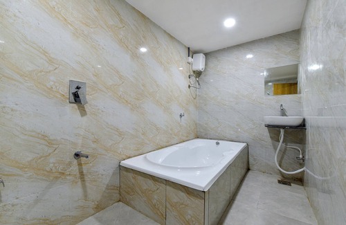 Ahmedabad Hotel | Fabhotel Green Tree