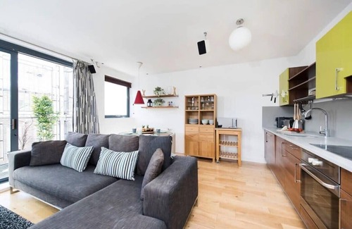 Angel Apartment | Fabulous 2 Bedroom Apartment w Balcony in London