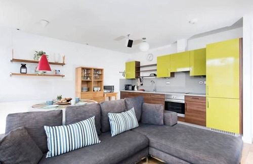 Angel Apartment | Fabulous 2 Bedroom Apartment w Balcony in London