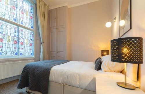 Kensington Apartment | Fabulous 2 Bedroom Apartment by Holland Park